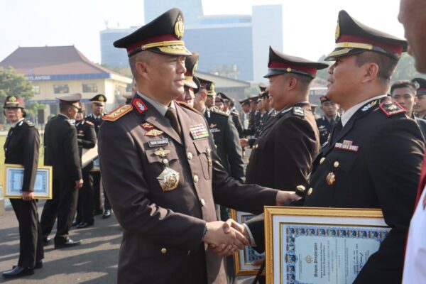 Selamat! kapolresta banyuwangi dan satnarkoba raih pengharagaan