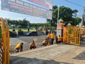 Semarak Hari Bhayangkara Ke-78 Polisi Banjarnegara Bersihkan Tempat Ibadah