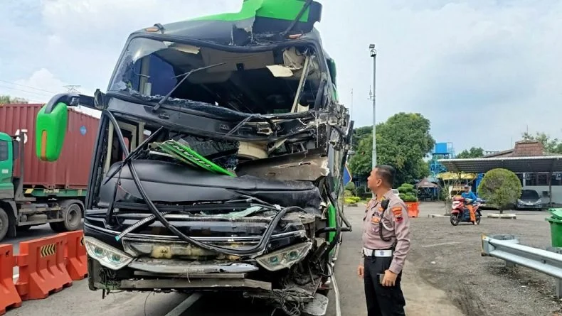 Tabrakan Bus Rombongan Smk Di Tol Tembalang Semarang, 3 Orang