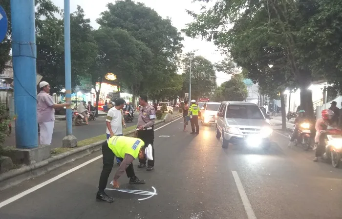 Tabrakan Dua Motor Di Jalan Raya Basuki Rahmat Banyuwangi, Satu