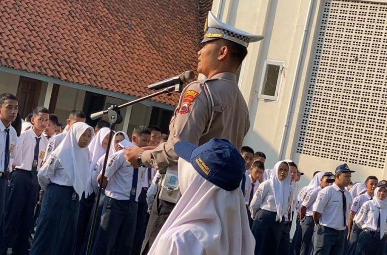 Tanamkan Sikap Disiplin Berkendara Pelajar, Sat Lantas Polres Banjarnegara Beri