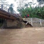 Terdampak Erosi, Jembatan Penghubung Wanayasa Pagentan Banjarnegara Putus