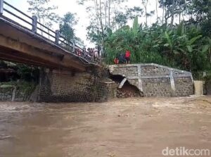 Jembatan Penghubung Wanayasa-Pagentan Banjarnegara Putus Tergerus Air