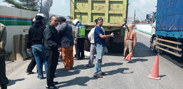 Terlindas Truk Di Jalan Yos Sudarso Semarang, Seorang Pemotor Meninggal