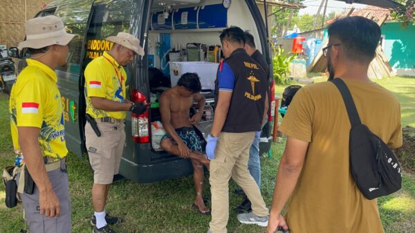 Tourist Police Polres Pesisir Barat Beri Pertolongan Kepada Atlit Surfing