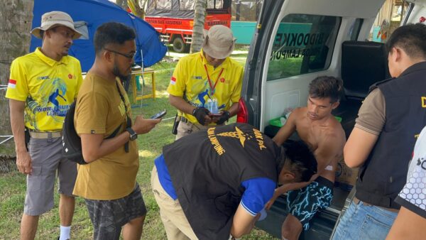 Tourist Police Polres Pesisir Barat Memberi Pertolongan Kepada Atlit Surfing