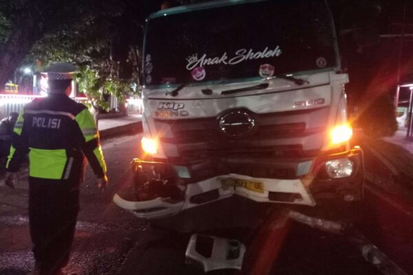 Truk Bermuatan Pupuk Tabrak Pembatas Jalan Brawijaya Banyuwangi Diduga Supri