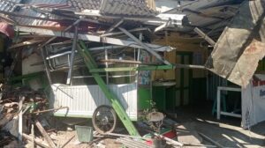 Sebuah Warung Bakmi Ambyar Ditabrak Truk Molen di Kartasura Sukoharjo