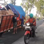 Truk Muatan Minyak Goreng Nyaris Terguling Di Karangsari Banyuwangi Gegara