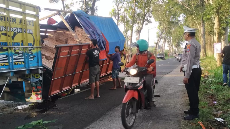 Truk Muatan Minyak Goreng Nyaris Terguling Di Karangsari Banyuwangi Gegara