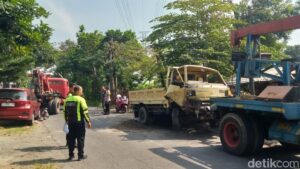 Kecelakaan Truk Pasir Vs Mobilio Adu Banteng di Padas Klaten