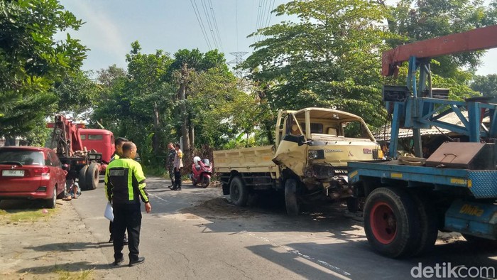 Truk Pasir Vs Mobilio Terlibat Kecelakaan Di Padas Klaten