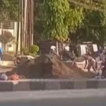 Truk Pengangkut Pasir Terguling Di Jalan Semarang Ungaran, Muatan Tumpah Di