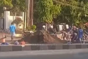 Insiden Truk Pengangkut Pasir Terguling di Jalan Semarang-Ungaran