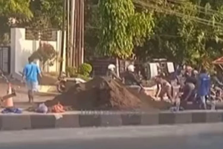 Truk Pengangkut Pasir Terguling Di Jalan Semarang Ungaran, Muatan Tumpah Di