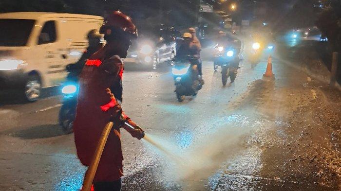 Tumpahan Material Cor Di Tanjakan Lemah Abang Jalur Semarang Solo Membahayakan