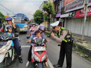 Sat Lantas Polres Banjarnegara Sosialiasi Tertib Lalu Lintas Pada Pengguna Jalan