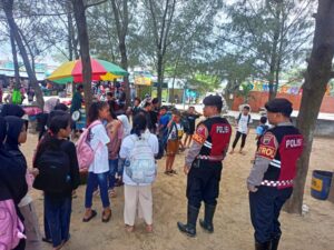 Unit Patroli Sat Samapta Polres Rembang, Himbau Pengunjung Pantai Karangjahe Supaya Berhati-hati