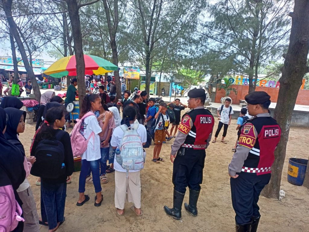 Unit Patroli Sat Samapta Polres Rembang, Himbau Pengunjung Pantai Karangjahe