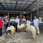 Warga Pakel Terima Hewan Kurban Kambing Dari Polresta Banyuwangi Menjelang