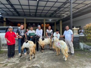 Warga Pakel menerima hewan Kurban kambing dari Polresta Banyuwangi Menjelang Hari Raya Idul Adha 1445 H