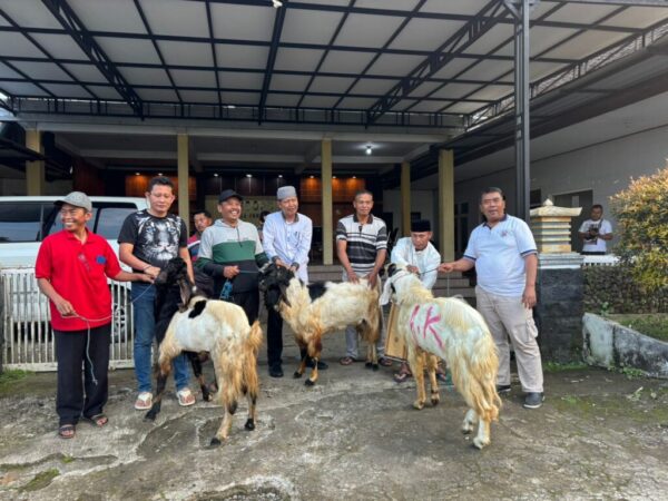 Warga Pakel Terima Hewan Kurban Kambing Dari Polresta Banyuwangi Menjelang