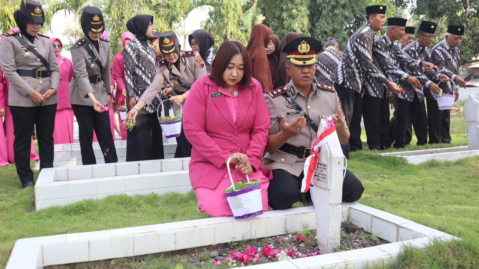 Ziarah Ke Taman Makam Pahlawan, Kapolres Sukoharjo Sambut Hut Bhayangkara