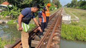 Diduga Dicuri, Sebanyak 52 Paku Pengait Bantalan Rel Kereta Api di Pekalongan Hilang