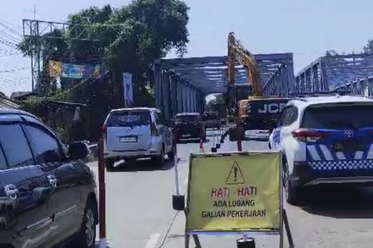 Ada Perbaikan Jalan Di Area Jembatan Kalikondang Demak, Arus Lalin