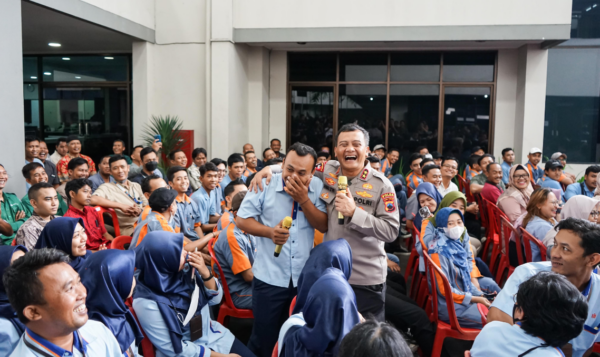 Ahmad Luthfi Tunjukkan Keramahan Dengan Berfoto Bersama Karyawan Di Klaten