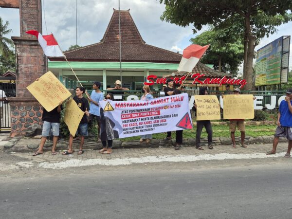 Aksi Damai Masyarakat Desa Barurejo Dikawal Ketat Oleh Polsek Siliragung