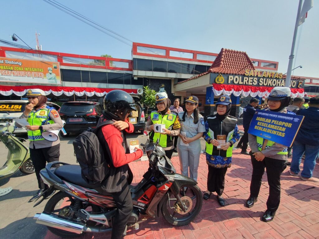 Satlantas Polres Sukoharjo Hadiahi Mug dan Helm bagi Pengendara Motor yang Taat Aturan Lalu Lintas