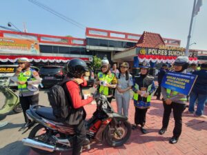 Aksi Satlantas Polres Sukoharjo: Mug dan Helm untuk Pengendara Patuh