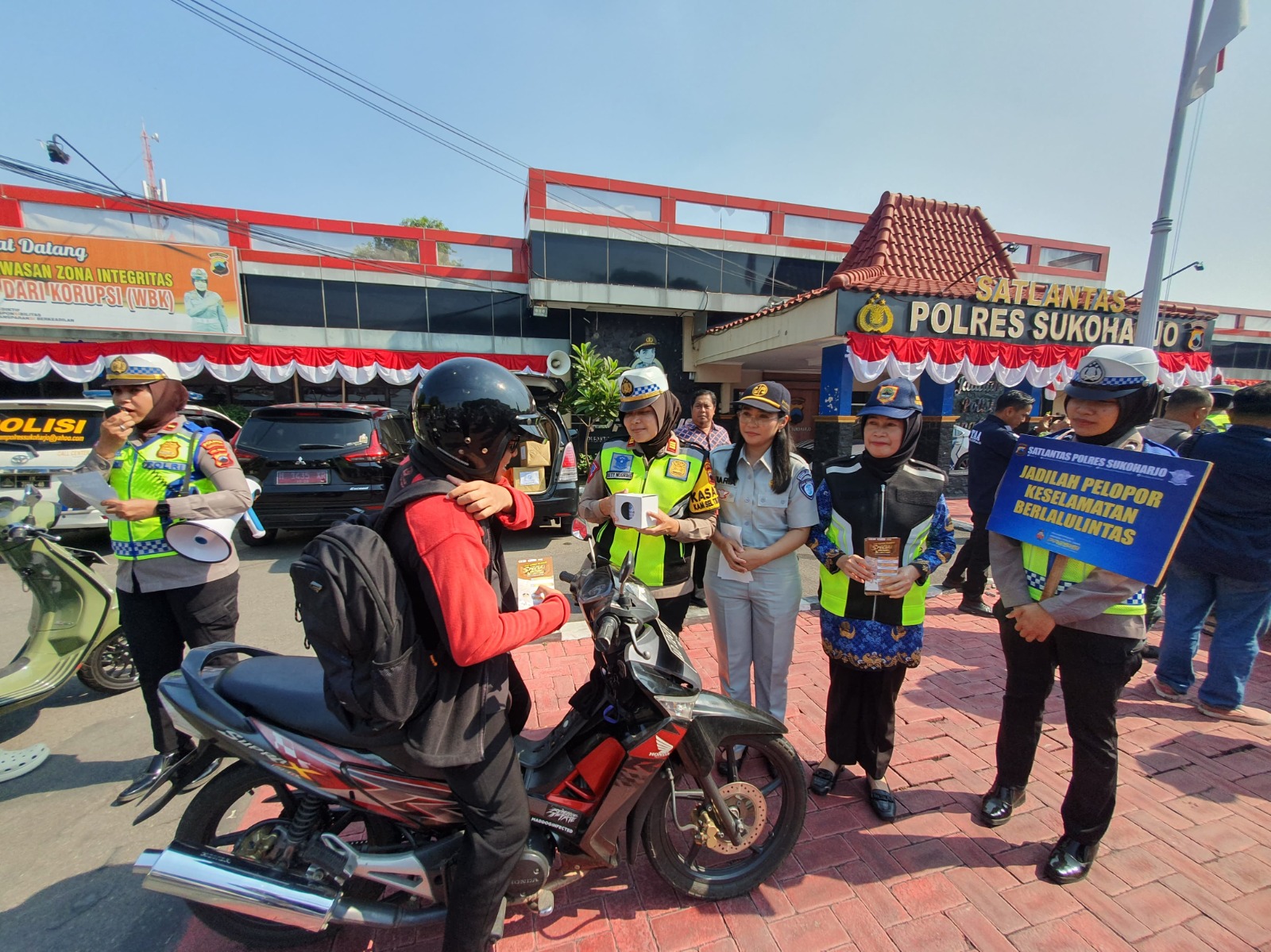 Aksi Satlantas Polres Sukoharjo: Mug Dan Helm Untuk Pengendara Patuh