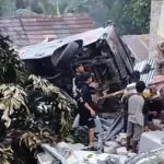 Alami Rem Blong, Minibus Rombongan Wisatawan Terguling Dan Tabrak Rumah