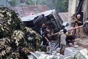 Rem Blong, Minibus Rombongan Wisatawan Terguling dan Tabrak Rumah Warga di Purbalingga