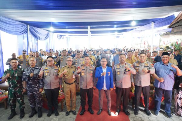 Anak Yatim Terima Santunan Dari Kapolda Jateng Di Sedekah Laut