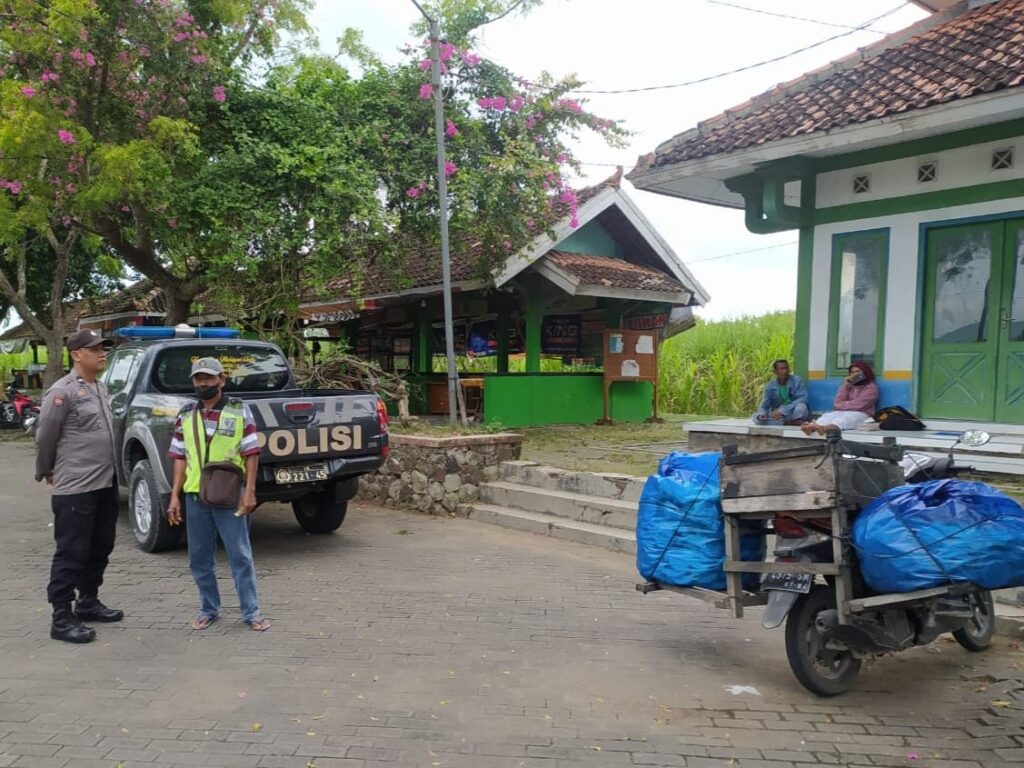 Anggota Polsek Pancur Sambang Dialogis Himbauan Juru Parkir di Wisata Kuliner Lontong Tuyuhan