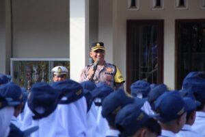 Tinjau MPLS Polisi Sambangi SMP Negeri 1 Bawang