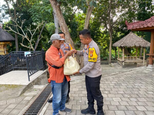 Bakti Sosial Di Hari Minggu: Kapolres Jembrana Berbagi Berkah