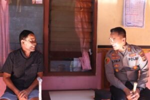 Penyerahan Bantuan Sosial dalam Program Minggu Kasih oleh Kapolres Jembrana di Kelurahan Banjar Tengah, Negara.