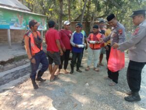 Beri Dampak Positif Untuk Masyarakat, Polsek Pancur Rutin Giat Jum’at Berkah Bagikan Nasi bungkus Untuk Warga