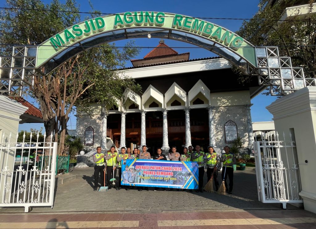 Bhakti Sosial Religi Satlantas Polres Rembang Gelar Bersih Bersih Masjid Dalam