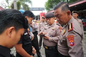 Cegah Judi Online, Ditpamobvit Polda Kalteng Menggelar Pemeriksaan Handphone Personel Saat Apel Satker