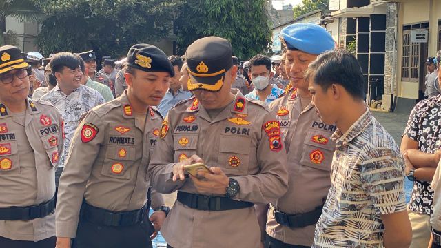 Cegah Maraknya Judi Online, Wakapolres Banjarnegara Periksa Ponsel Anggota