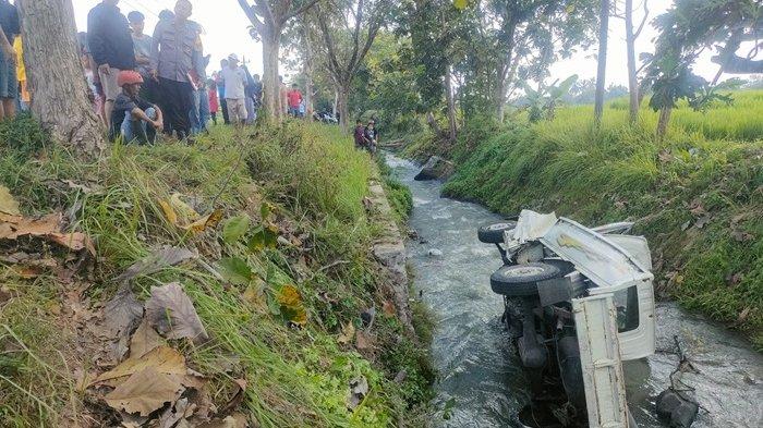 Detik Detik Mobil Pikap Terguling Hingga Masuk Ke Sungai Di Karanganyar