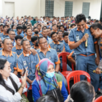 Di Klaten, Ahmad Luthfi Berfoto Bersama Karyawan Perusahaan Percetakan