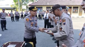 Di Sela Apel Pagi, Wakapolres Rembang Beri Ucapan Selamat Ulang Tahun Pada Anggota