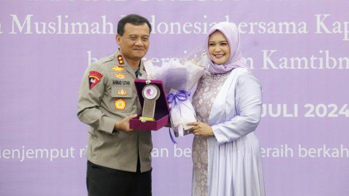 Diakui Atas Peran Kemanusiaan, Wanita Muslimah Indonesia Beri Penghargaan Kapolda