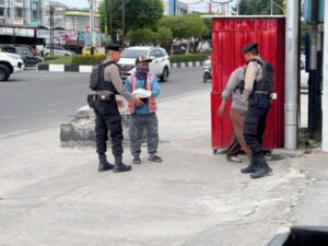 Ditsamapta Polda Kalteng Rutin Patroli Dialogis Bagikan Makanan Gratis Kepada Masyarakat